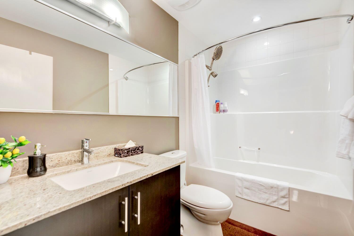 Modern 2Br Condo - King Bed - Downtown City Views YYC Buitenkant foto